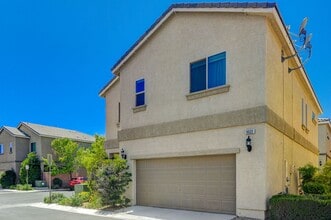 Building Photo - Adorable three bedroom in incredible SW location! Solar panels!