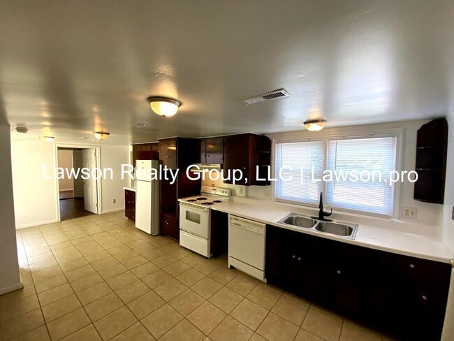 Building Photo - Cozy Three Bedroom Home in Salem with Larg...