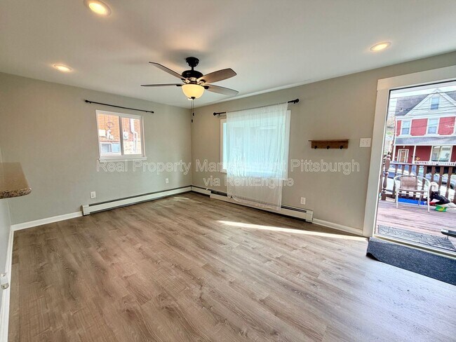 Building Photo - 521 Farnsworth St