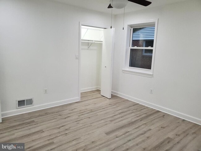 Building Photo - 212 N Van Buren St