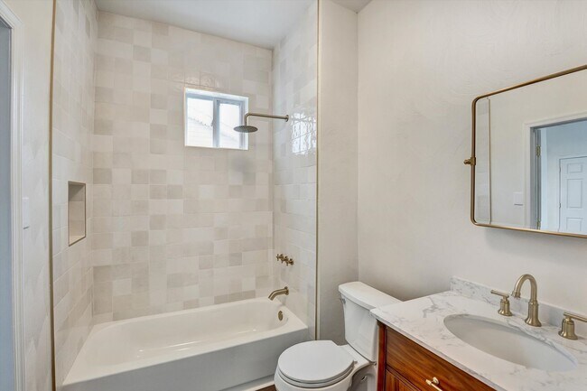 Building Photo - Where Vintage Vibes Meet Modern Mojo—Rent This Rare Historic 4BR/2BA Duplex in Norfolk’s Park Place