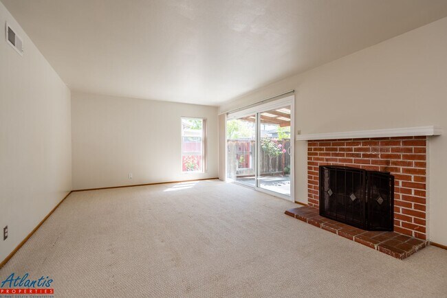 Building Photo - Lovely Home | Nice Backyard | Attached Garage