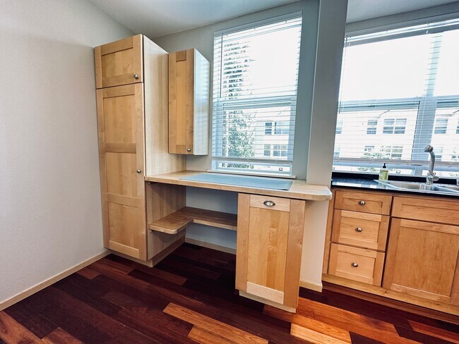 Building Photo - Shoreline - 2 Bedroom plus 1 den/ 2 Bath T...