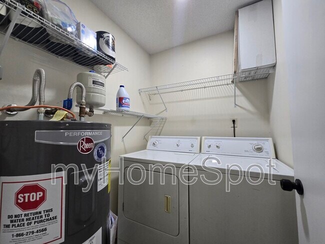 Building Photo - 8900 Forest Oak Dr