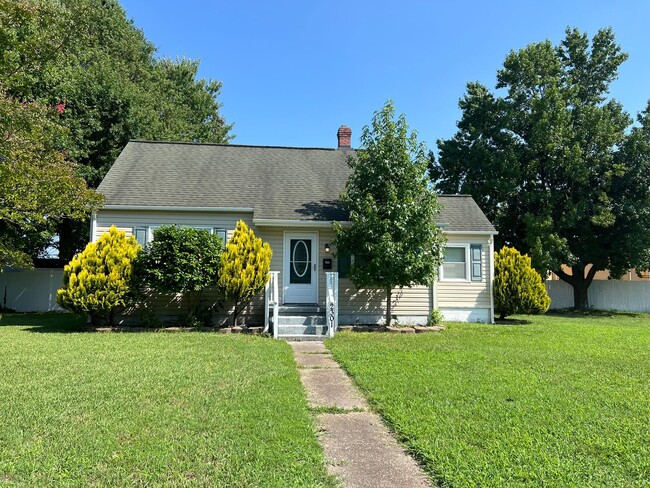 Primary Photo - 3BD/2BA Home with Fenced Back Yard! Mins t...