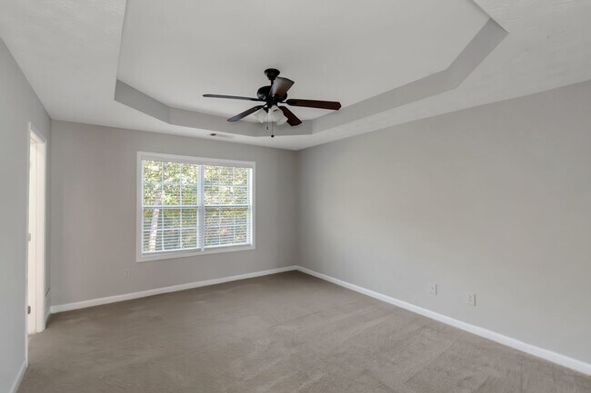 Building Photo - Spacious 4-Bedroom Split Foyer with 3 Bath...