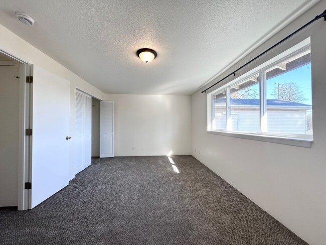 Building Photo - Newly Remodeled 2 Bedrooms 1.5 Baths in Gl...