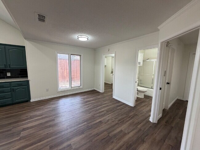 Building Photo - Beautiful Newly Updated Home in Whisperwood!