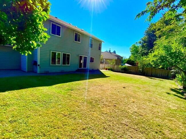 Building Photo - Stunning 4 Bedroom/2.5 bath- Move-In Ready Home with Private Backyard