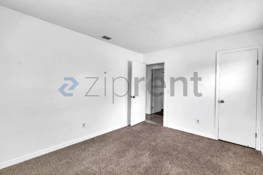 Building Photo - Unit