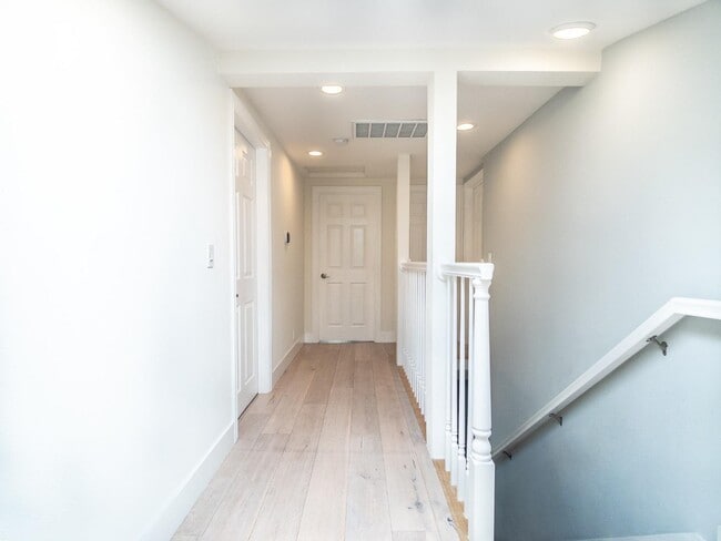 Building Photo - 1435 Edgehill Dr
