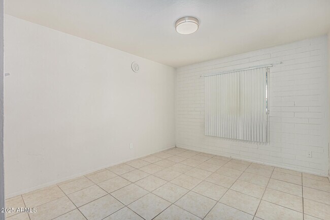 Building Photo - 11441 W Lakeshore Dr