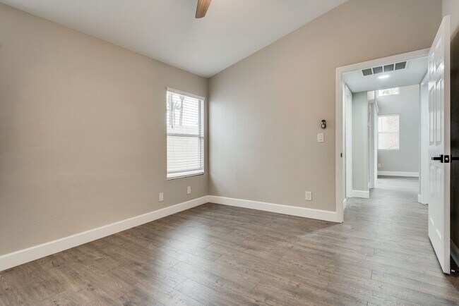 Building Photo - Gorgeous, recently renovated Green Valley ...