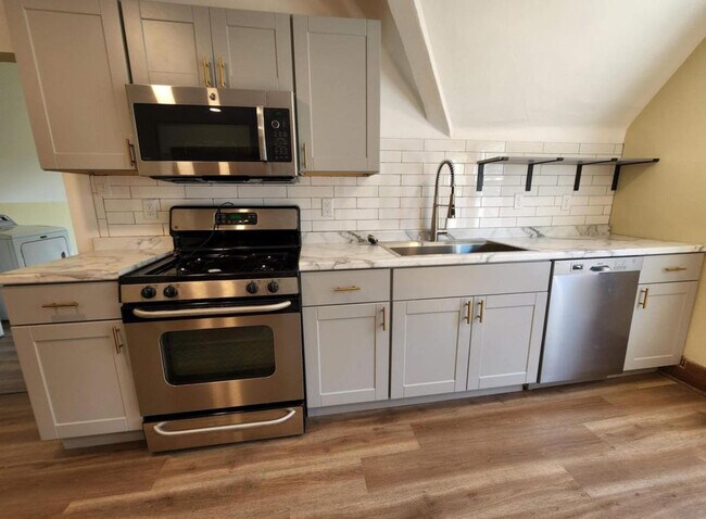 Kitchen - all appliances included, fridge on opposite side - 3073 N Pierce St