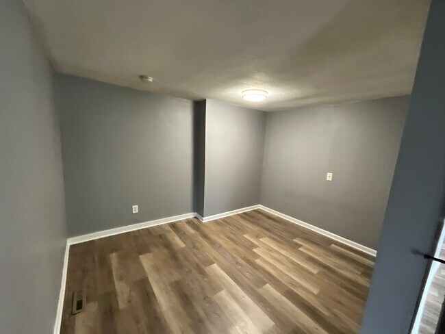 Building Photo - 2 bedroom with amazing yard!