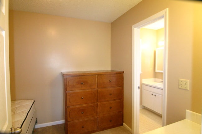 Building Photo - 3013 Woodland Ave