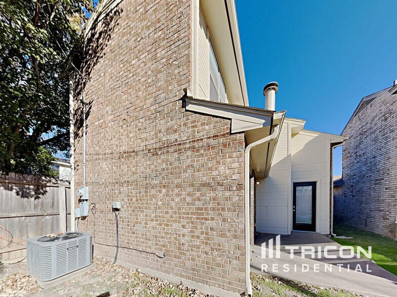 Building Photo - 1611 Sunset Village Dr
