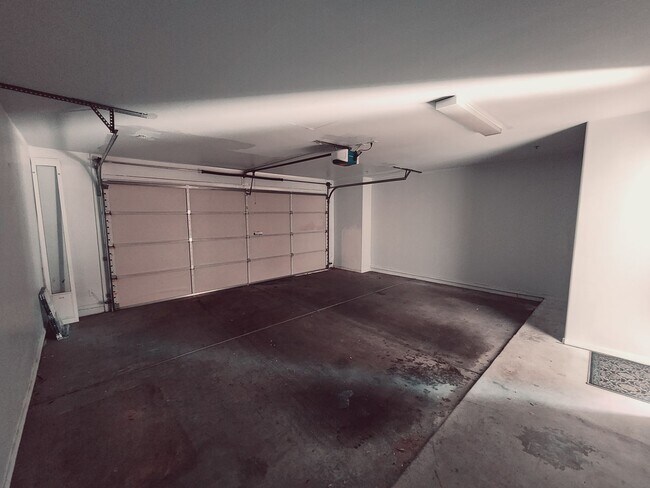 Building Photo - Lovely Parkside Townhome!