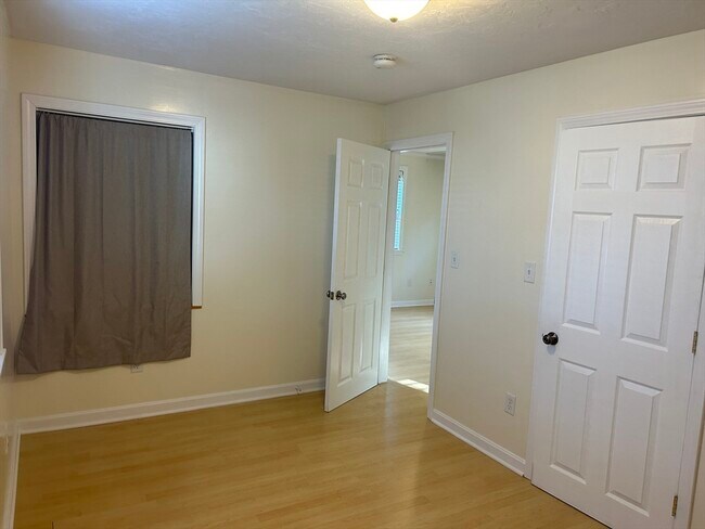 Building Photo - 36 Hunting St