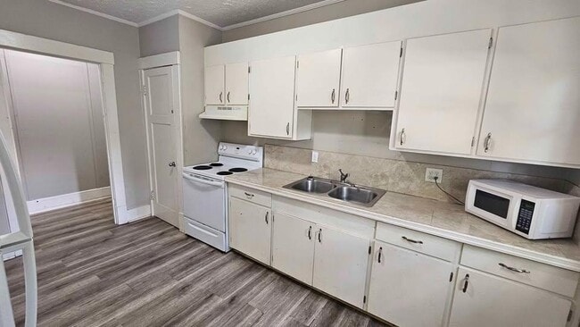 Building Photo - 5614 6th Ave