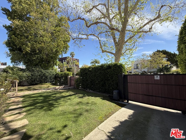 Building Photo - 735 S Citrus Ave