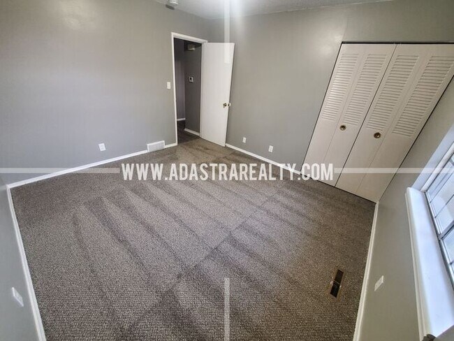 Building Photo - Very Nice Overland Park Duplex-Available in APRIL!!