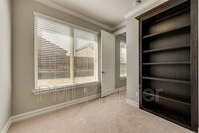 Building Photo - 2818 Balmoral Dr