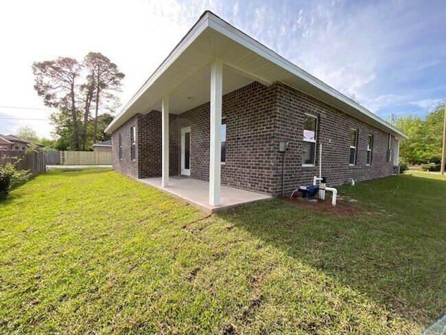 Building Photo - 3 Bedroom Brick Home with Modern Finishes!