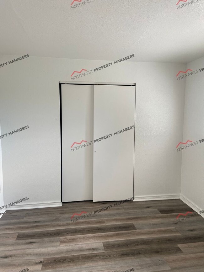 Building Photo - R72B