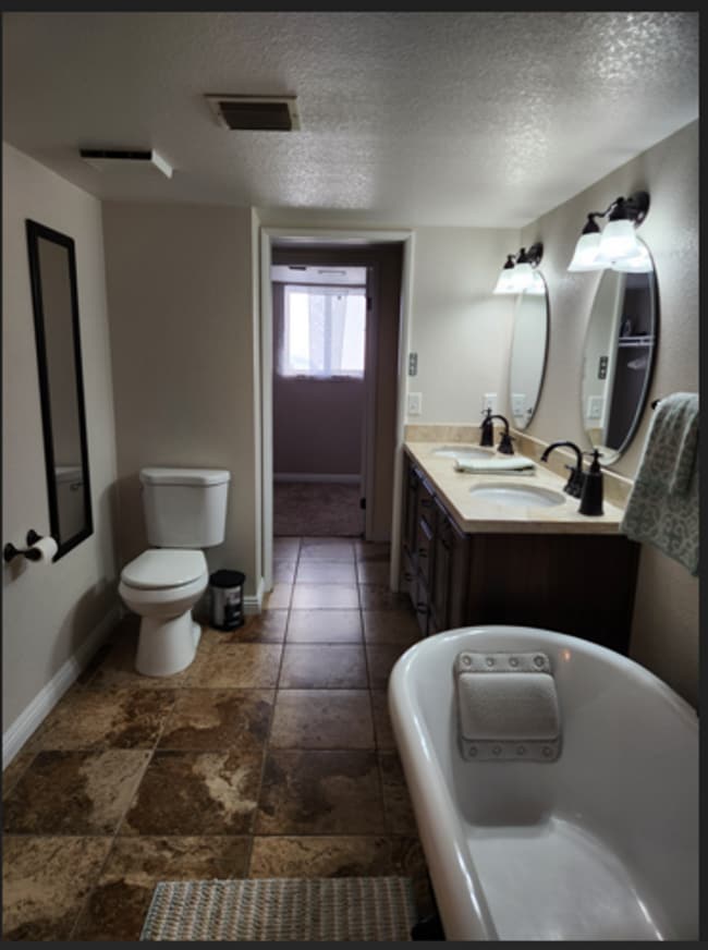 Building Photo - Furnished - 2 bed / 1.5 Bath Available for...