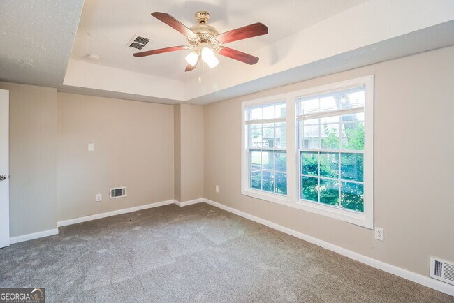 Building Photo - 2112 Golfview Dr SE