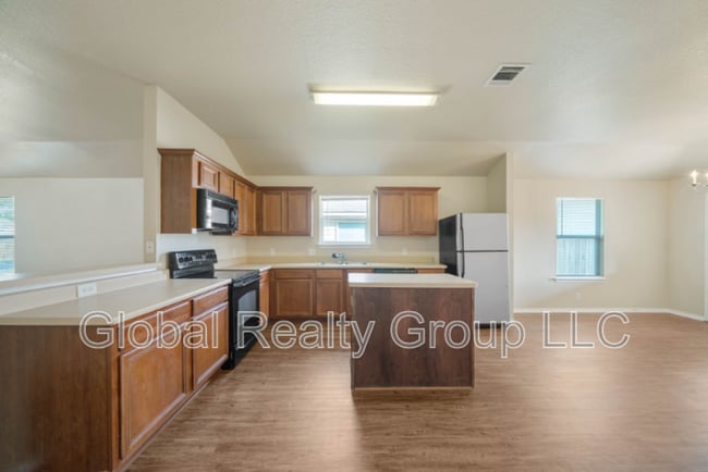 Building Photo - 117 Bronco Bend