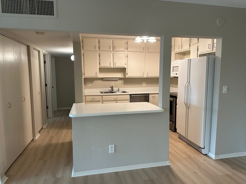 Ample storage available; stainless steel oven, microwave, and dishwasher - 4075 W 51st St