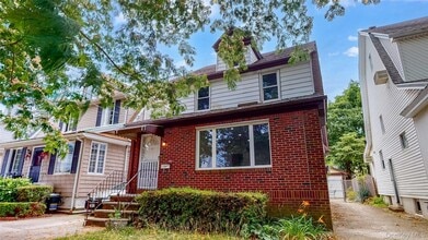 Building Photo - 71-32 Loubet St