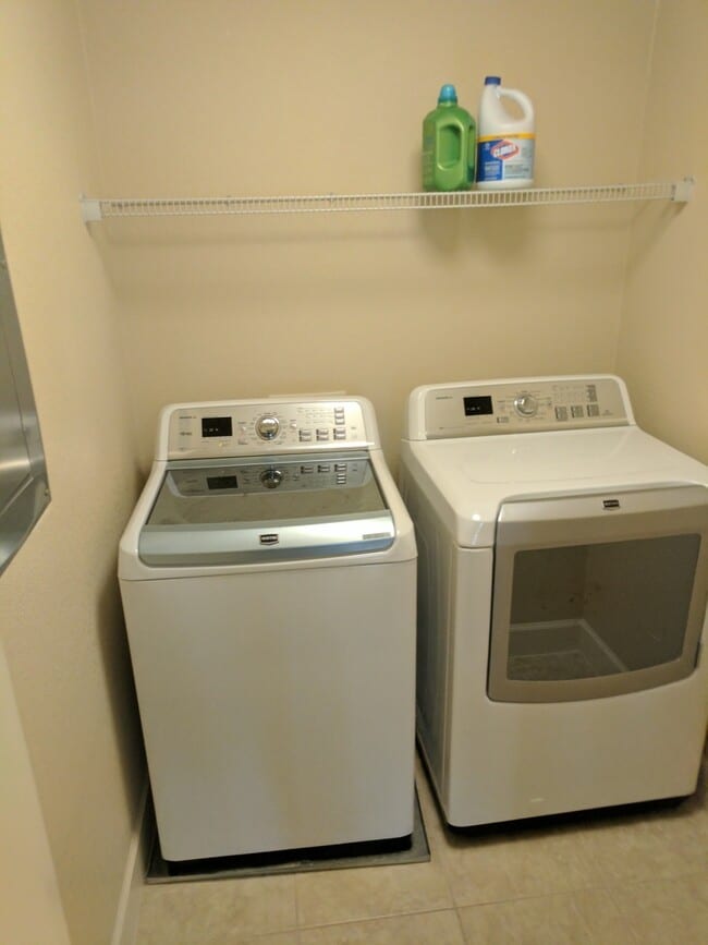 Building Photo - Luxury 3 bedroom 3 bath located in great a...