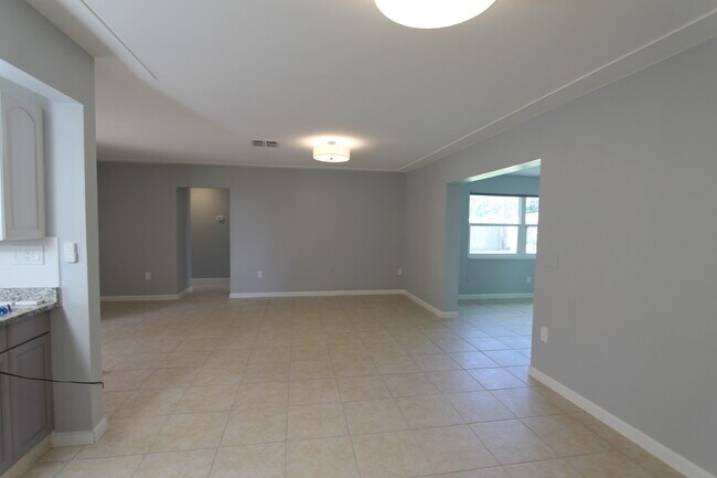 Building Photo - 5522 Yorkshire Way