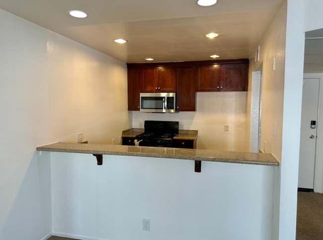 Building Photo - Beautiful Renovated 1 Bed/1 Bath Condo with Many Upgrades! Pool & Gym on Site! Central AC!