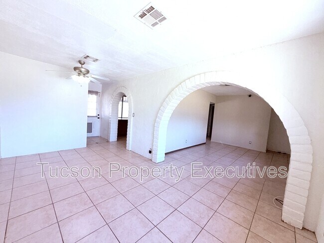 Building Photo - 3626 E Sylvane St