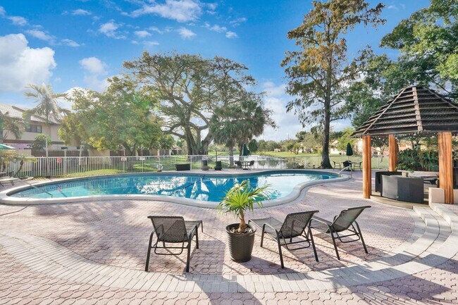Building Photo - 3090 S Oakland Forest Dr