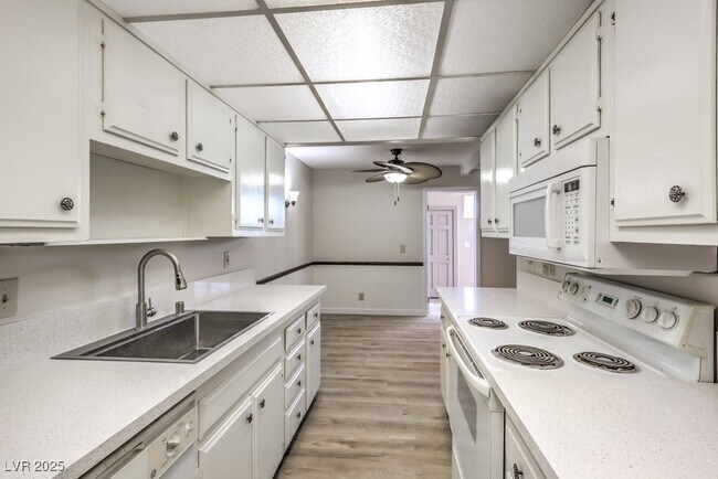 Building Photo - 3683 Villa Knolls E Dr