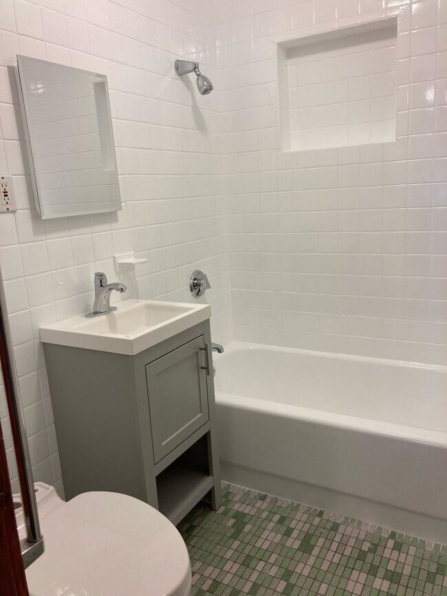 Building Photo - 1200 sq ft 3 bed 1 bath Brighton apartment!