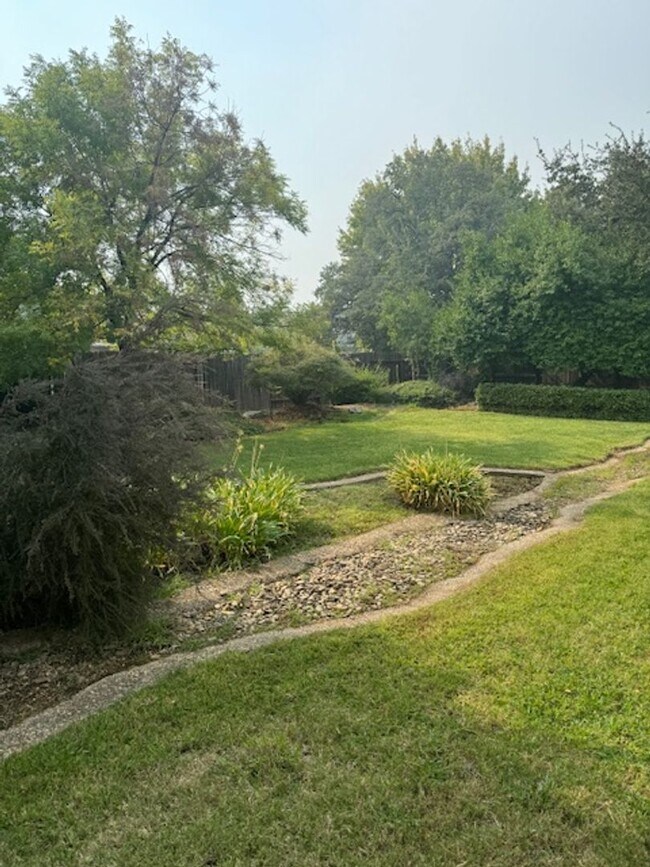 Building Photo - Home in Country Heights with Landscaping i...