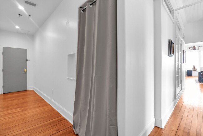 Building Photo - Stunning Corner Loft in the Heart of Historic Downtown Savannah