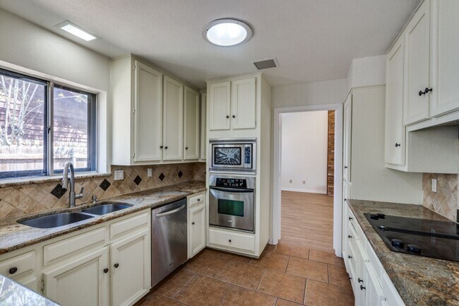 Building Photo - Beautiful and bright Plano home with updates
