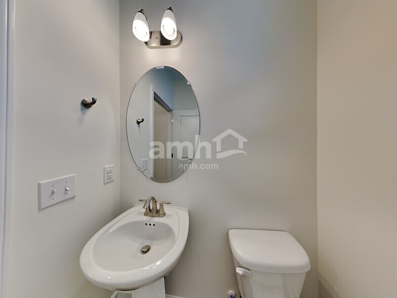 Building Photo - 3028 Esquire Dr