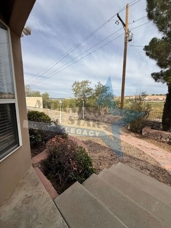 Building Photo - Spacious 3-Bedroom Home Off Roadrunner!