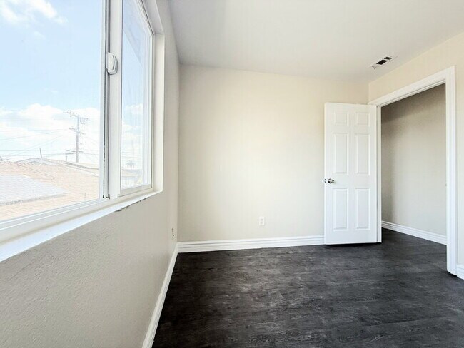 Building Photo - 846 W 55th St