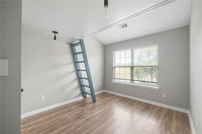 Building Photo - 544 Georgia Way