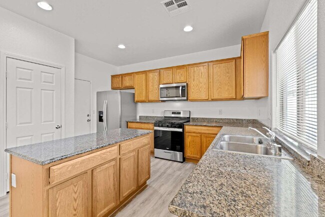 Building Photo - "Spacious 3-Bedroom Oasis with 2.5 Baths on Grandmother Hat Street, North Las Vegas!"