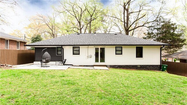Building Photo - 2047 Seavey Dr